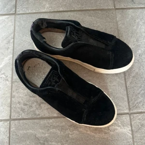 Eytys skor  - Svarta slip-on sneakers med ovandel i mocka och vit platt sula. Skorna har en minimalistisk design utan snörning och rund tå. Perfekta för en avslappnad och stilren look. Inte använt på ett tag! Hör av om frågor!💕