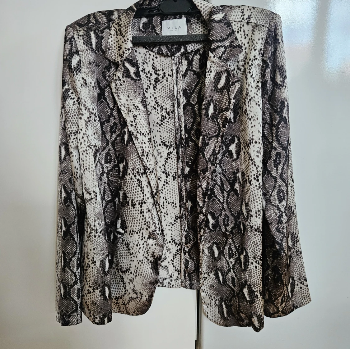 Ormskinnsmönstrad kavaj från Vila