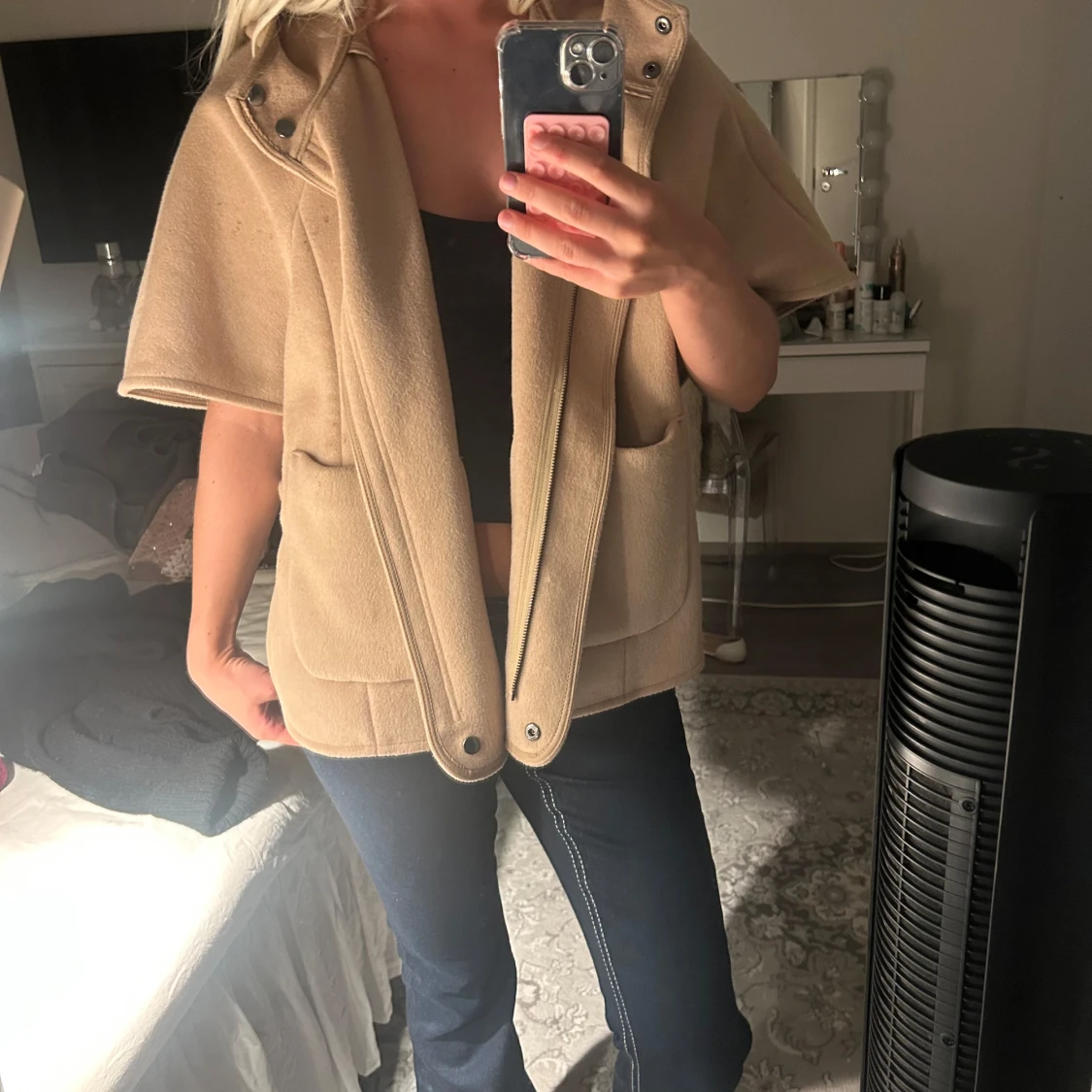 Beige ullväst med huva och fickor - 2