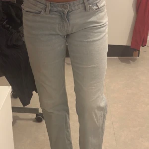Ljusblå raka jeans från Stay - Säljer ett par ljusblå jeans från Stay i rak modell. Jeansen har klassisk femficksdesign, dragkedjegylf och bälteshällor. Perfekta för dig som gillar en enkel och clean look. Materialet är mjukt denim i bomull. 