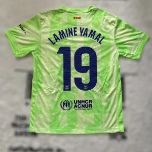 FC Barcelona Lamine Yamal Nike tröja  - FC Barcelona matchtröja från Nike i ljusgrön färg med geometriskt mönster. Tryck med Lamine Yamal 19 på ryggen, Spotify-logga på bröstet och klubbmärke broderat. Kortärmad och tillverkad i lätt, ventilerande polyester – perfekt för fotbollsplanen.