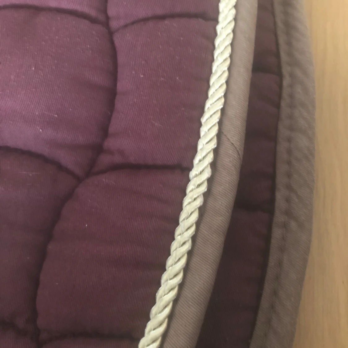 Quiltad vinröd schabrak från Showmaster - 4