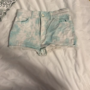 Blåvita jeansshorts från H&M - Snygga blåvita jeansshorts från H&M med cool batikmönster.