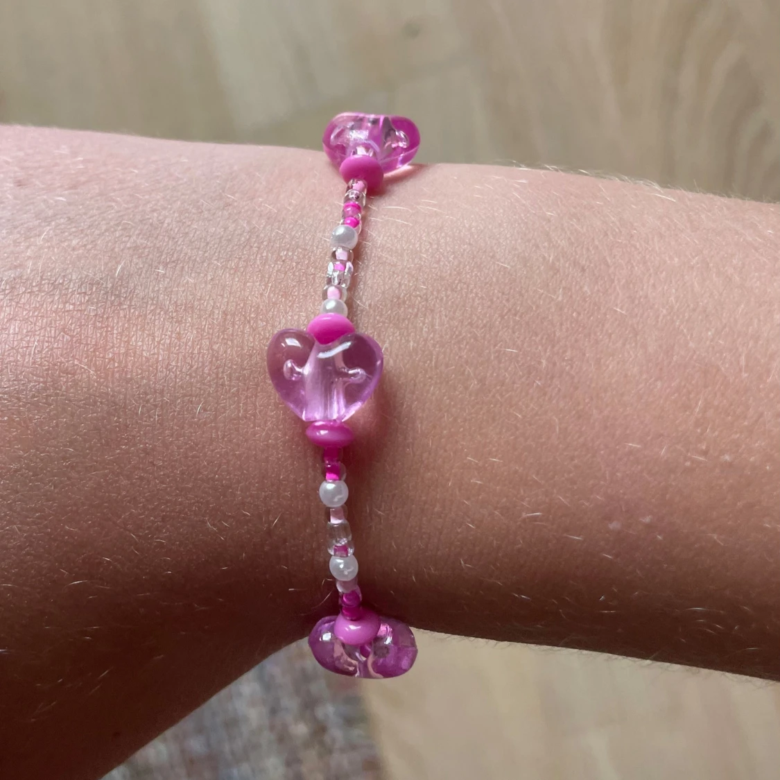 Rosa pärlarmband med hjärtan