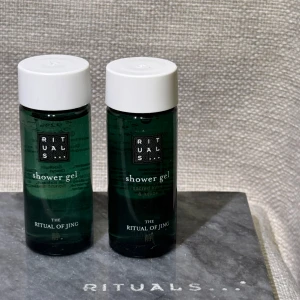 Nya! 1-2st Rituals The Ritual of Jing shower gel - Nya! Två små flaskor duschgel från Rituals, The Ritual of Jing-serien. Flaskorna är mörkgröna med vita lock och innehåller 30 ml vardera. Doft av sacred lotus och jujube. 92% naturligt ursprung och förpackningen är tillverkad av återvunnen plast. 🌸 OBS! Pris 30:- st eller båda för 50:-🌸