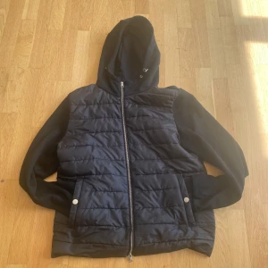 Svart cardigan/hybridjacka - Svart cardigan från hm i storlek M! Nypris: 599 kr mitt pris: 249 kr. Billigare för en såhär snygg cardigan är svårt att hitta! 