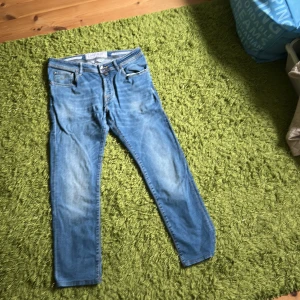 Blå jeans från Jacob Cohën - Snygga blå jeans från Jacob Cohën med klassisk femficksdesign. Jeansen har normal passform, raka ben och är tillverkade i mjukt bomullstyg med tydliga kontrastsömmar. Perfekta för dig som gillar stilrena och bekväma jeans.