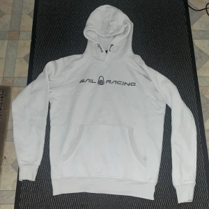 Vit hoodie från Sail Racing, storlek S - Vit hoodie ifrån sailracing den här hoodien är knappt använd och jag har inte använt den än eftersom den är för stor. Priset kan förhandlas om du inte är nöjd 