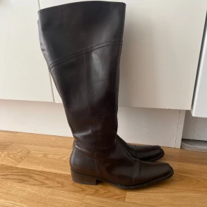 läderstövlar med dragkedja - I gott skick. Från Rizzo.