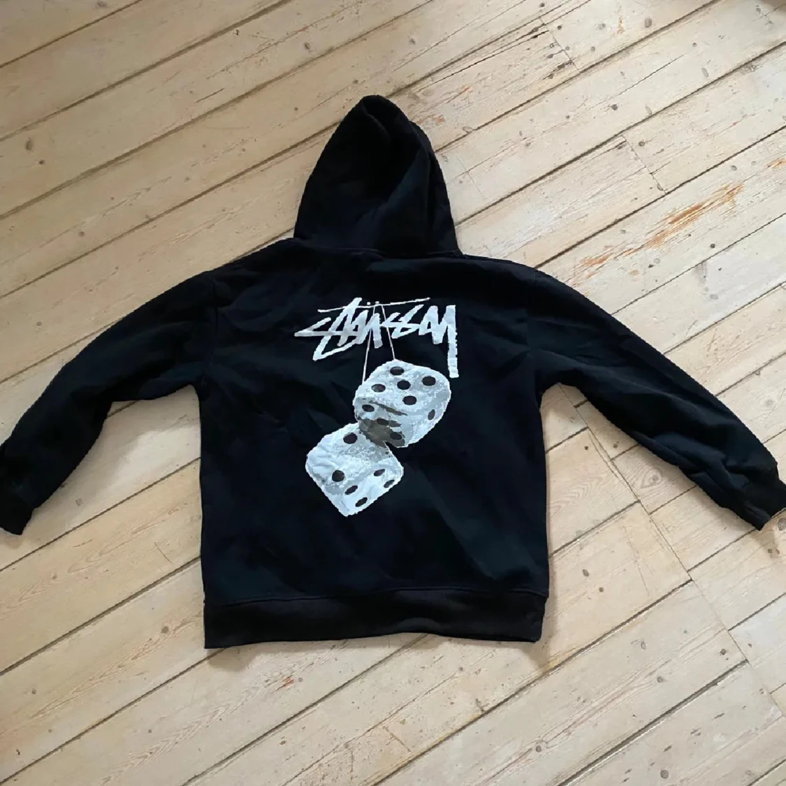 Svart Stüssy hoodie med tärningsprint
