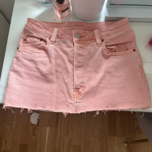 Ljusrosa jeanskjol - Säljer en ljusrosa kort jeanskjol med rå, fransig kant nertill. Super söt! Säljer då den är lite för liten för mig. knappt andvänd💕 ( lånad bild från förra ägare)