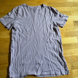 Ljuslila t-shirt från SOC - En enkel ljuslila t-shirt från SOC med rund hals och korta ärmar. Tillverkad i mjuk bomull som känns skön mot huden. Perfekt för chill dagar eller när du vill ha en clean look. Snygg att matcha med jeans eller shorts.