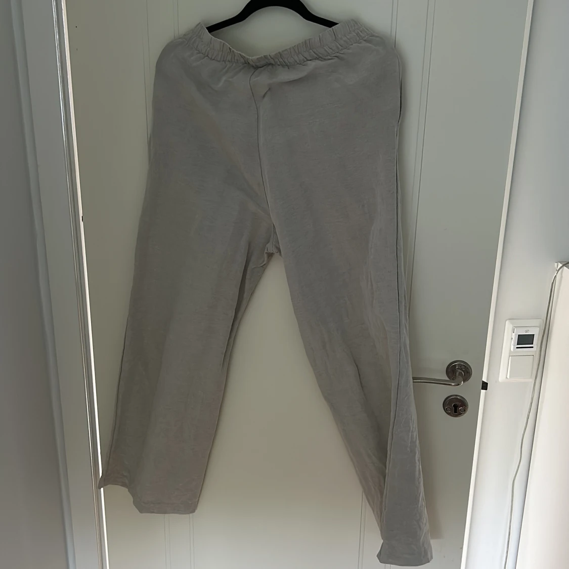 Beiga linnebyxor med resårmidja från hm - 1