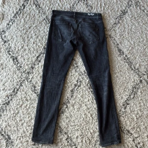 Dondup jeans  - Säljer ett par dondup jeans i ett väldigt bra skick. Jeansen är i storlek 32 vilket passar dig som är 178-188 ungefär. Original pris 3200.