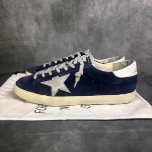 Golden goose skor - Mycket fint skick | Size 44  | dustbag medföljer | fraktar spårbart inom 24 timmar |  för att köpa klicka ” köp nu” | vid frågor skriv ett meddelande |