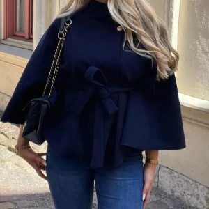 Missay Mörkblå poncho cape med knytband och knapp - Säljer en superfin mörkblå cape med knytband i midjan och en guldig knapp vid halsen. Den passar alla storlkar och är perfekt nu till hösten, skriv vid frågor😊