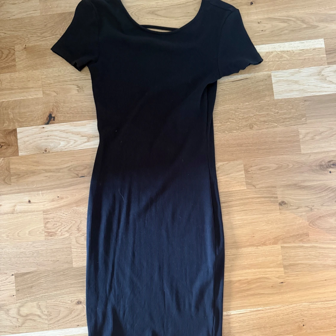 Svart ribbad kortklänning med öppen rygg