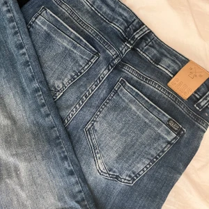 Bootcut jeans - Snygga bootcut jeans, knappt använda, lite täcken på användning nertill foten annars som nya😍skriv för fler frågor eller bilder!