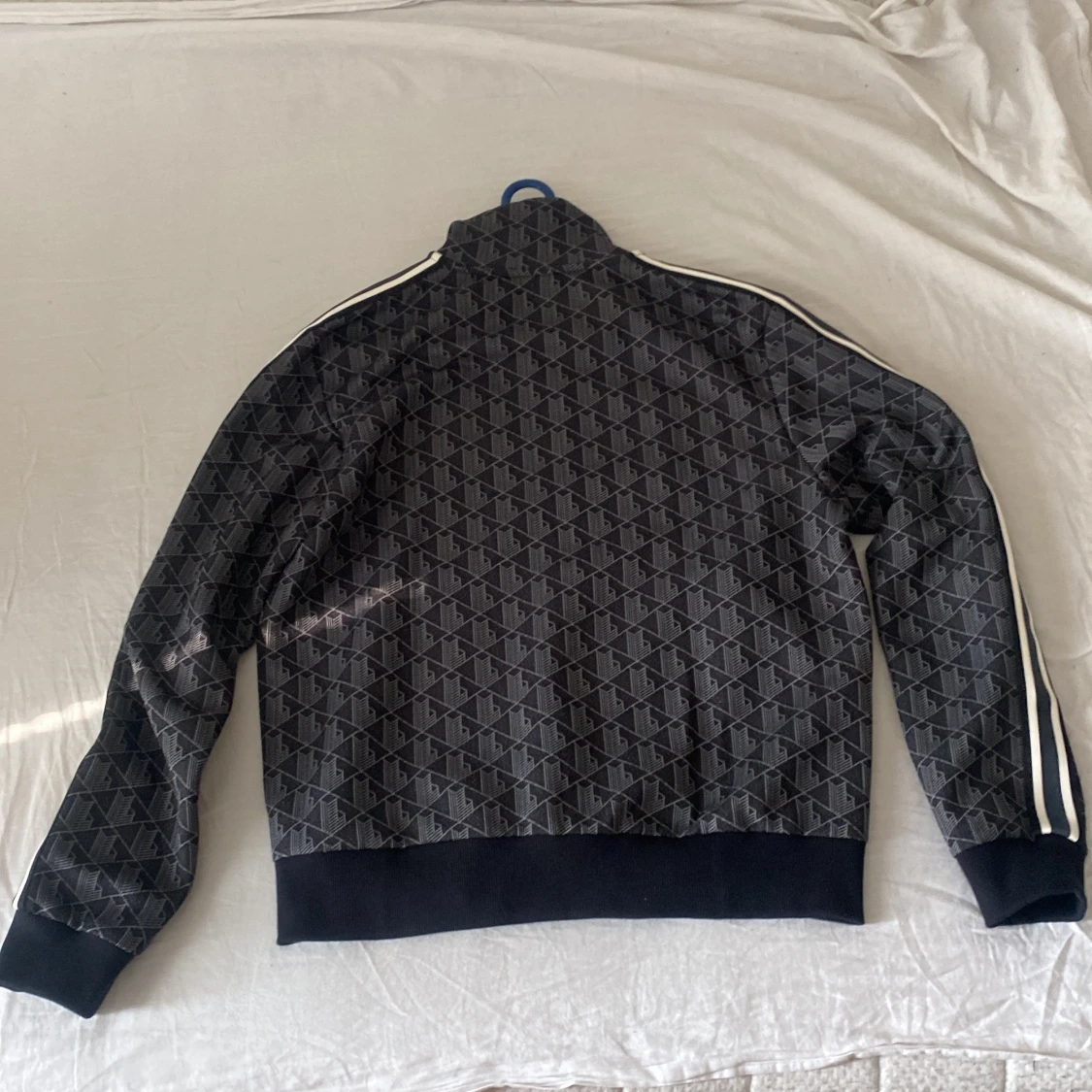 Svart mönstrad track jacket från Lacoste  - 1