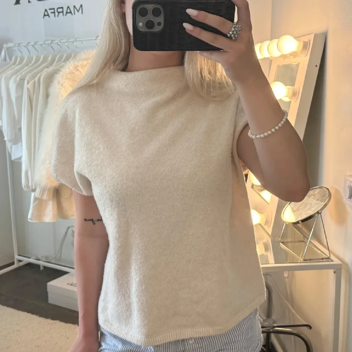 Beige stickad kortärmad tröja