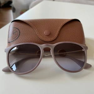 Ray-Ban Erika RB4171 Solglasögon + originalfodral - Säljer ett par Ray-Ban Erika RB4171 solglasögon. Bågfärg matt dark sand. Tonade linser. Inkluderar originalfodral. 54 18 mm. Linshöjd 46 mm. I fint skick.