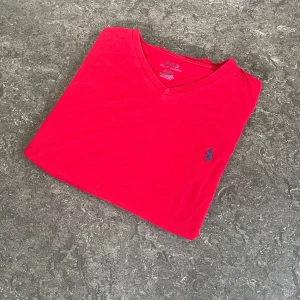 Röd t-shirt från Polo Ralph Lauren - Säljer en röd t-shirt från Polo Ralph Lauren. Hör av dig vid frågor, priset kan diskuteras.  🧵 Skick: Mycket bra 📏 Storlek: M 🎨 Färg: Röd  🏷️ Märke: Polo Ralph Lauren