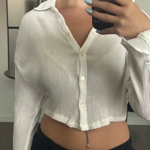 Skjorta/topp - Croppad skjorta/topp med knytning på armarna.
