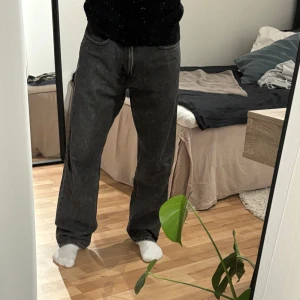 Svarta jeans från Vaillent, loose fit - Säljer ett par svarta jeans från Vaillent i loose fit. Jeansen har en rak och avslappnad passform med klassisk femficksdesign och dragkedja. Materialet är robust denim i tvättad mörkgrå färg.