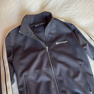 Palm angels kofta - Palm angels kofta i nytt skick använd cirka en till två gånger och köpt i butiken för ny pris på 5500kr. Det är nya kollektionen och är köpt för cirka ett år sedan.