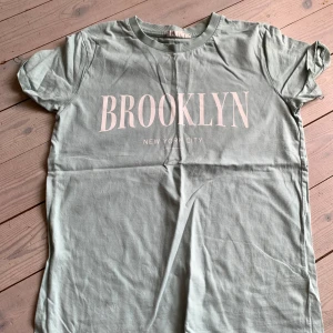 Brooklyn t-shirt  - Jättefin Brooklyn T-shirt som inte kmr till användning!💗