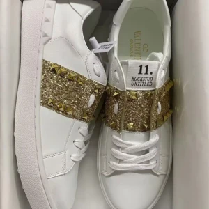 Valentino Rockstud sneakers med glitter - säljer min systers valentinos det är 38 men passar även 37 och 39💕skicket syns i bilden😍säljaren hade kvittot. GE PRISFÖRSLAG!!