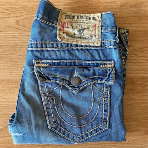 True Religion Jeans Ricky Super T - Feta true religion jeans, storlek 32 i bra skick med några lagringar, 43cm midja 110cm längd 88cm innerben,23cm ben öppning. 