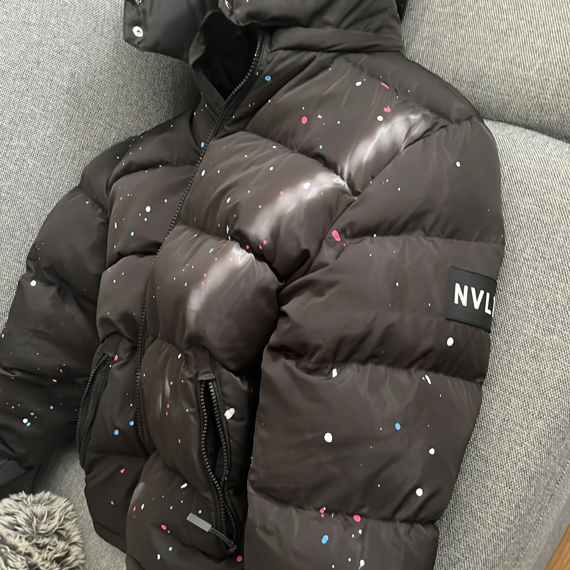 Svart pufferjacka från NVLTY med färgstänk - 1