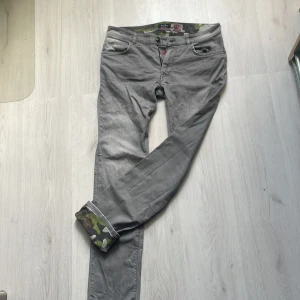 Italienska gråa jeans från Mason’s - Snygga grå italienska jeans från märket Masons. Jeansen har mycket snygga detaljer och ett snyggt kamo mönster på insidan av byxan. Nya kostar dem ungefär 2000 och dem är i modellen Harris vilket sitter som Slim/regular. Perfekta för dig som gillar stilrena men unika detaljer. Vid minsta lilla intresse så kan ni skriva!