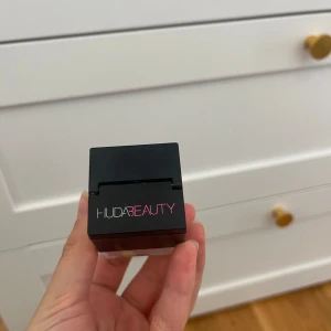 Huda Beauty Pound Cake Setting Powder - Lös baking & setting powder i nyansen Pound Cake från Huda Beauty. Den är använd.