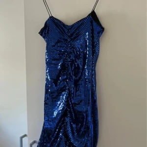 Blå glittrig paljettklänning från Zara - Blå slutsåld zaraklänning, endast använd två gånger. Nypris runt 500 kr 🌟 storlek xs, passar mig bra som brukar ha 36!