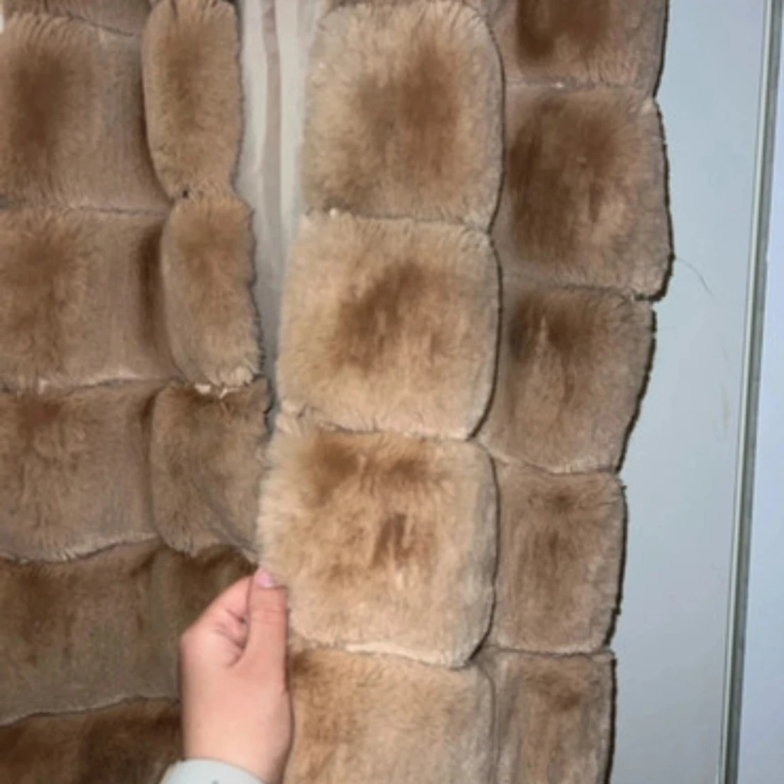 Beige pälsväst i rutor - 2