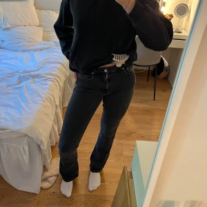 Mörkgråa bootcut jeans från Gina Tricot - Mörkgråa bootcut jeans med medelhög midja från Gina Tricot. Innebenslängd 81 cm (jag är 176 cm). I mycket bra skick!💕
