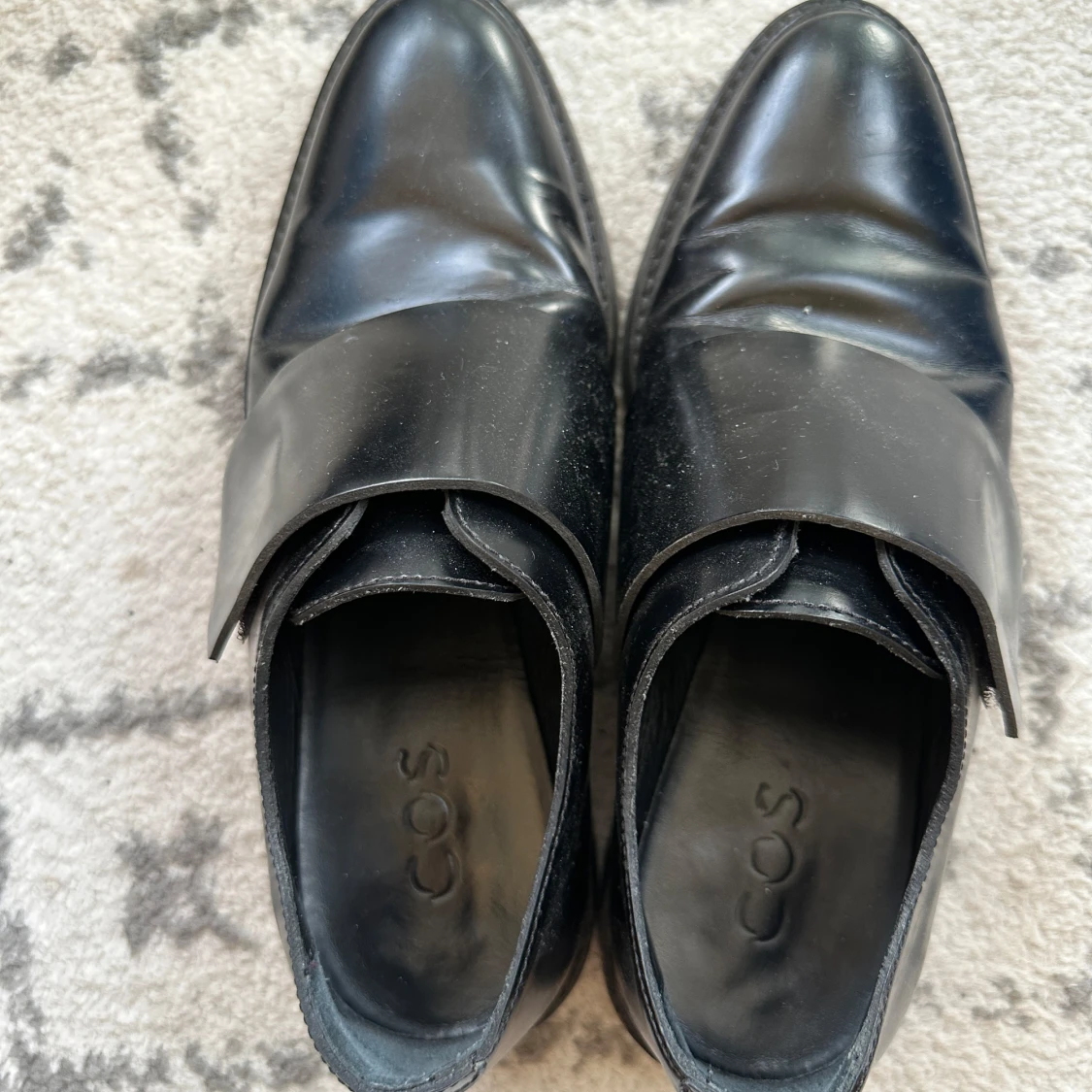 Svarta skinnloafers från COS - 2