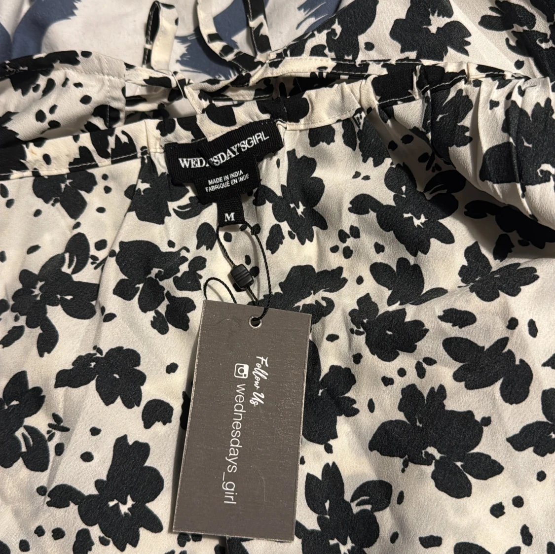 Blommig vit och svart långklänning - 4