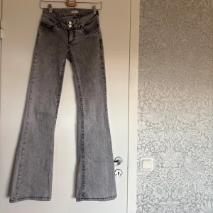 Grå bootcut jeans från Nelly  - Snygga grå jeans med bootcut passform och låg midja. Sitter skönt men används inte längre 🙌🏼 fråga om mer bilder 