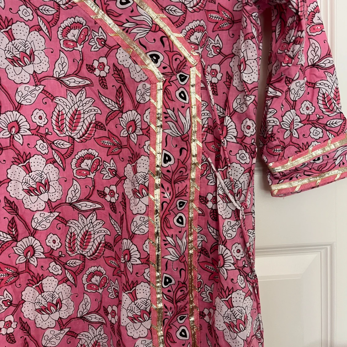 Rosa blommig omlottklänning Glam Roots - 1