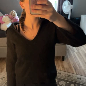Svart stickad v-ringad tröja - Söt svart stickad. Använd 1 gång så har inga skador. Storlek S, passar mig med s men enligt mig tycker jag ärmarna kan vara lite korta. Mer bilder finns att få och pris går alltid diskutera💞