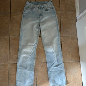Ljusblåa jeans - Ett var fina ljusblåa högmidjade jeans från weekday i modellen rowe. Strorlek W28 L32.
