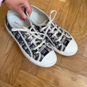 Dior skor! - Säljer dessa populära diorskor! I storlek 38❤️ Tycker verkligen om dessa skor så mycket men de passade inte mina fötter tyvärr, kvitto och orginalkartong + ett par till skosnören följer med. Det är inte mycket använda så fint skick som syns på bilden🥰❤️