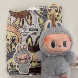 Labubu exciting macaron - Säljer min labubu i färgen sea salt coconut. Fått som gåva, helt ny och oanvänd. Har inte lådan kvar men labubun kommer med i påsen och stickern. Kan skickas omgående 😊