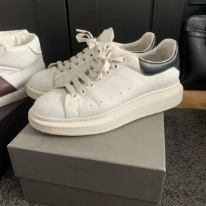 Alexander Mcqueen skor - Storlek 44. Okej skick, sömmen börjat gå upp lite samt allmänt använda. Har lämnat in skorna för hälskydd, så de är extra starka nu för framtida slitage. Replacement låda medföljer same dustbag. 