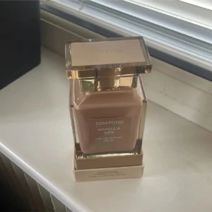 Tom Ford Vanilla Sex EdP 100ml - Exklusiv parfym från Tom Ford, Vanilla Sex Eau de Parfum i 100 ml flaska. Flaskan är fyrkantig med lyxig guldig och beige design, och etikett framtill. Kommer i matchande beige kartong. Doften är varm och söt med tydlig vaniljkaraktär. Köpt på plick men har för många parfymer tagit endast 3 sprut❤️ Köpt över 3000 kr. Har kvitto på bild. Använd gärna köp nu💕