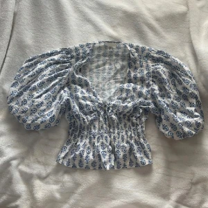 H&M blå blus  - Super populär och eftertraktad blus ifrån H&M i storlek Xs , men passar även S ☺️ bara använd en gång men lite osäker på om jag vill sälja 🩷🩷🩷