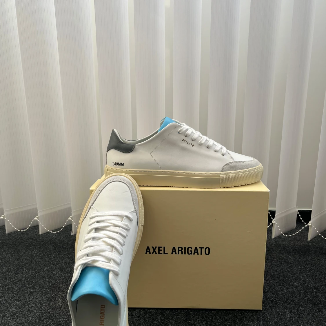 Axel Arigato vita sneakers med blå detalj - 3